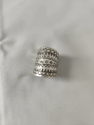 Anillo plateado con diseño tribal