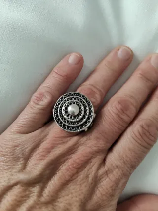 Anillo plateado con diseño tribal