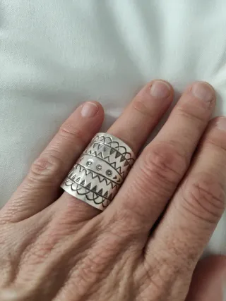 Anillo plateado con diseño tribal