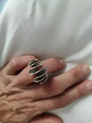 Anillo plateado con diseño tribal