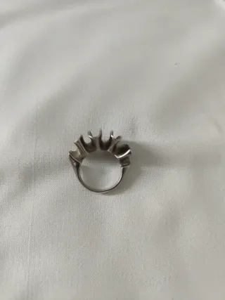 Anillo plateado con diseño tribal