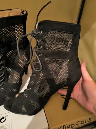 Tacones de salsa con rejilla