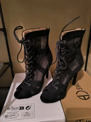 Tacones de salsa con rejilla