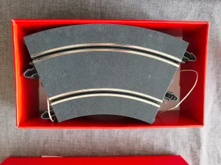 Scalextric: 8 curvas standard y 8 vallas rojas