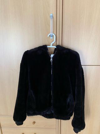 Abrigo de pelo negro con capucha