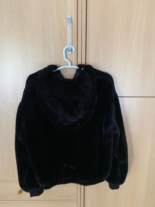 Abrigo de pelo negro con capucha