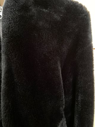 Abrigo de pelo negro con capucha