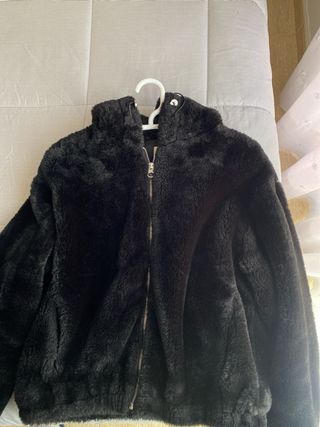Abrigo de pelo negro con capucha
