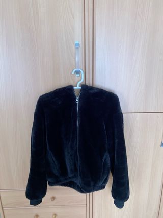 Abrigo de pelo negro con capucha