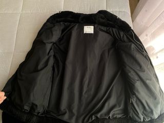 Abrigo de pelo negro con capucha