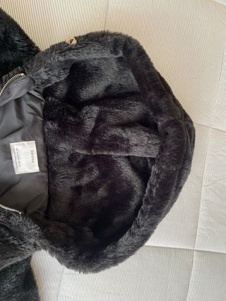 Abrigo de pelo negro con capucha