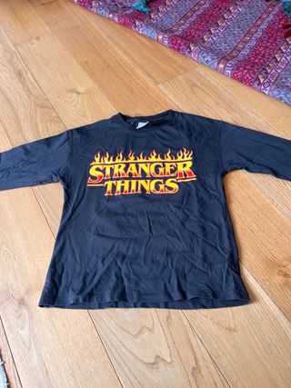 Camiseta Stranger Things Negra Manga Larga
