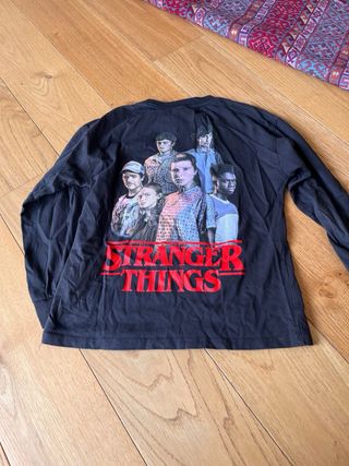 Camiseta Stranger Things Negra Manga Larga