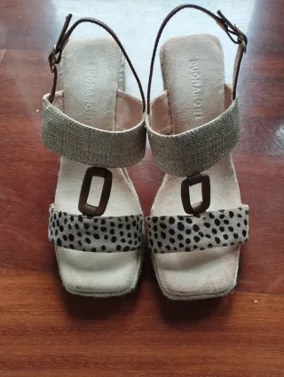 Sandalias cuña beige y marrón