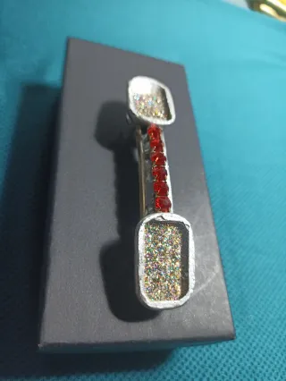 Gancho de pelo artesanal con pedrería