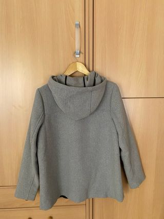 Abrigo gris con capucha