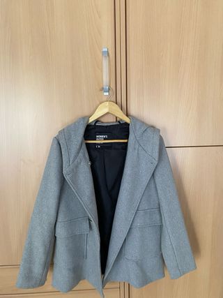 Abrigo gris con capucha