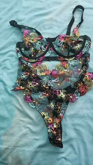 Body bordado floral negro multicolor talla única