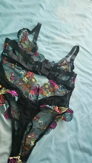 Body bordado floral negro multicolor talla única