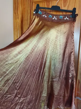 Falda satinada con pedrería