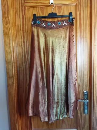 Falda satinada con pedrería