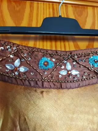 Falda satinada con pedrería
