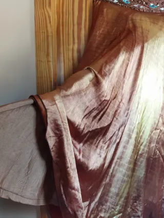 Falda satinada con pedrería