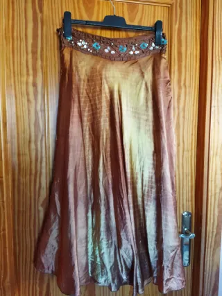 Falda satinada con pedrería