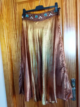 Falda satinada con pedrería