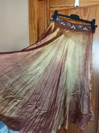 Falda satinada con pedrería