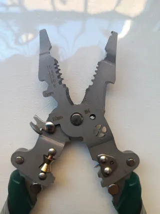 Alicate Pelacables Multifuncional