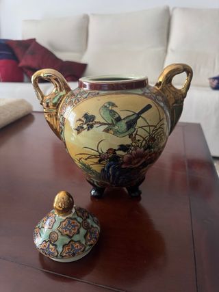 Jarrón Satsuma con tapa y asas doradas