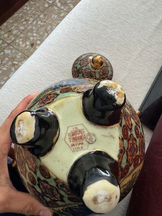 Jarrón Satsuma con tapa y asas doradas