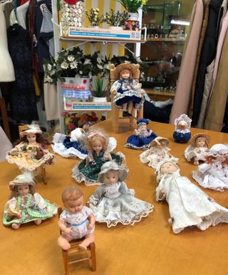 Collezione di miniature di bambole in porcellana antica