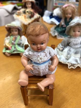 Collezione di miniature di bambole in porcellana antica