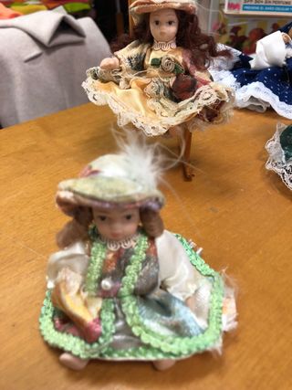 Collezione di miniature di bambole in porcellana antica