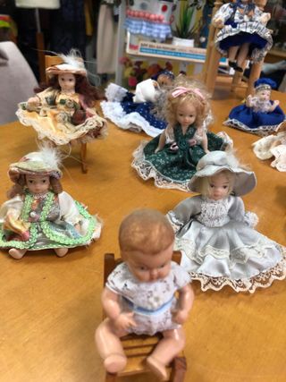 Collezione di miniature di bambole in porcellana antica