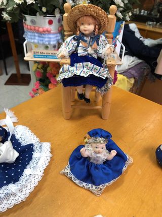 Collezione di miniature di bambole in porcellana antica