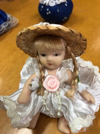 Collezione di miniature di bambole in porcellana antica