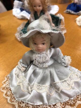 Collezione di miniature di bambole in porcellana antica