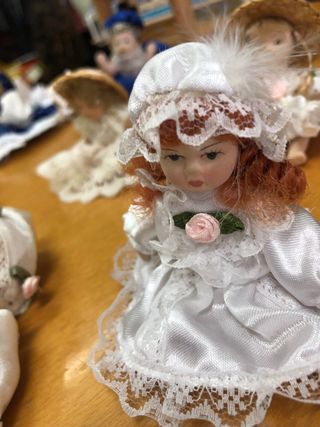 Collezione di miniature di bambole in porcellana antica