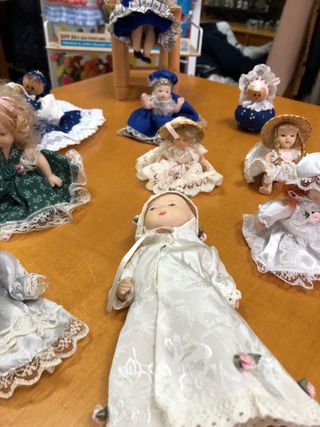 Collezione di miniature di bambole in porcellana antica