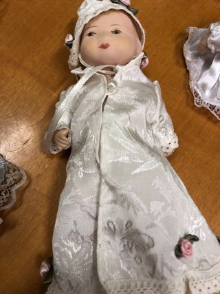 Collezione di miniature di bambole in porcellana antica