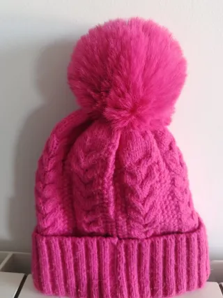 Gorro de invierno rosa con pompón