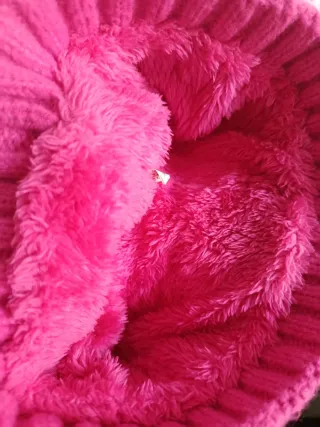 Gorro de invierno rosa con pompón