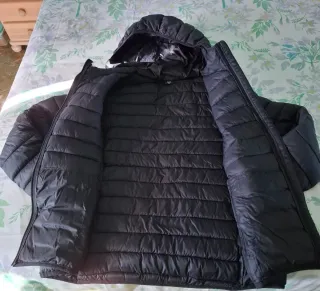 Chaqueta acolchada mujer negra con capucha