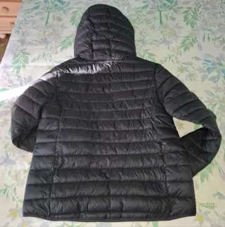 Chaqueta acolchada mujer negra con capucha