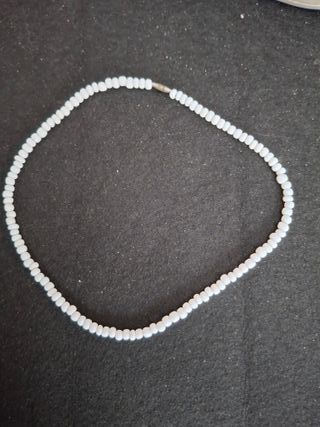 Collar de resina blanco