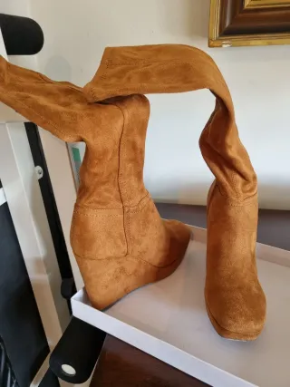 Botas cuña serraje camel