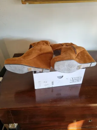 Botas cuña serraje camel